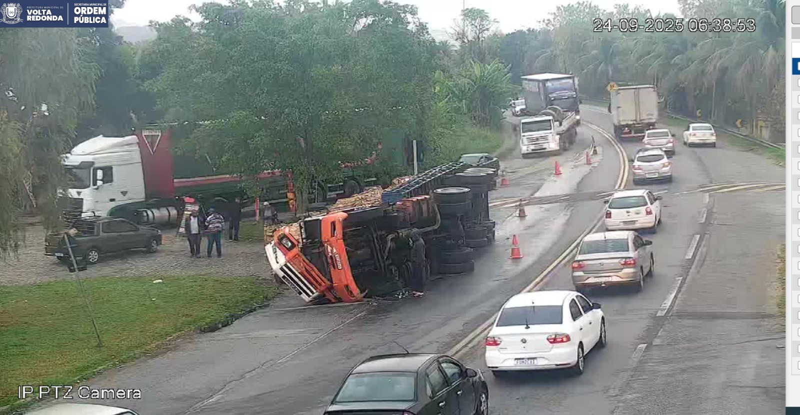 VÍDEO: Caminhão capota na BR-393 em Volta Redonda
