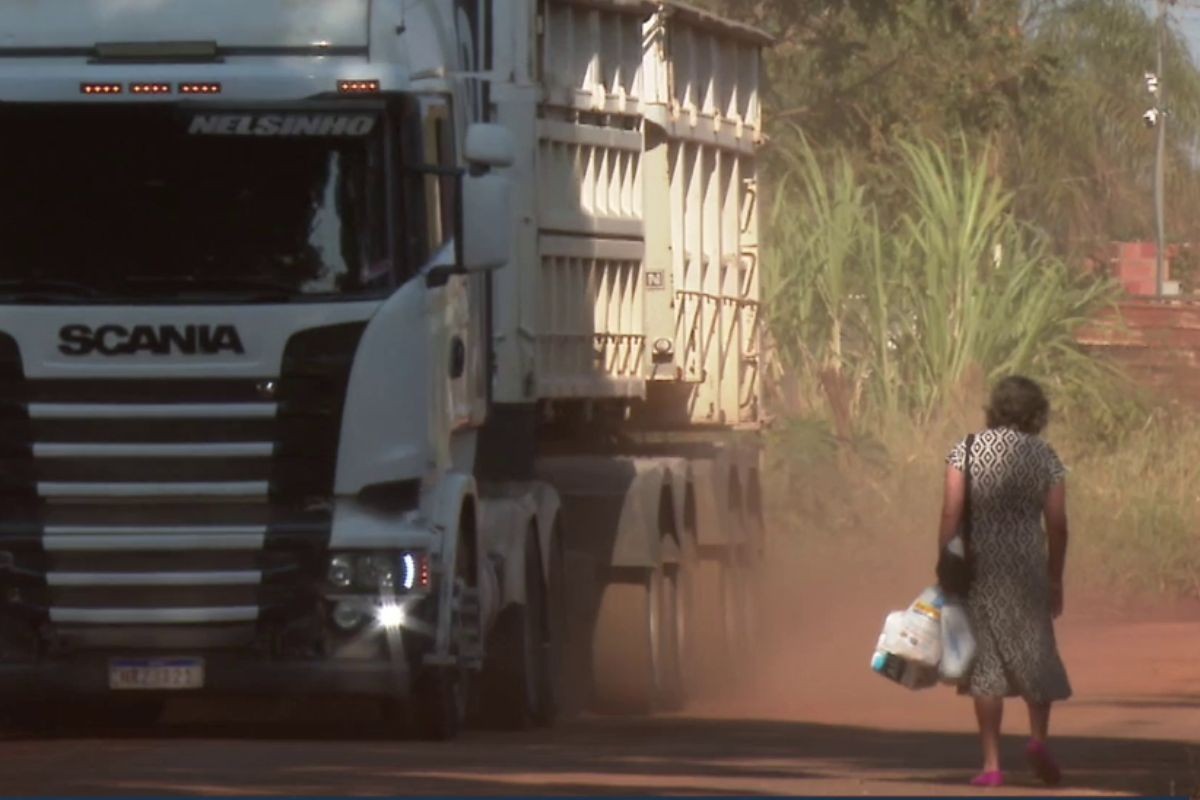 Para fugir de fiscalização, caminhões invadem ruas de bairro e causam transtornos para moradores de MS