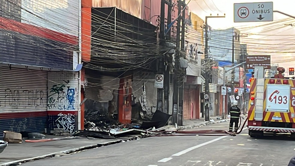 Incêndio em lojas no Centro de Fortaleza foi controlado pelos bombeiros. — Foto: João Vitor Rocha/ SVM