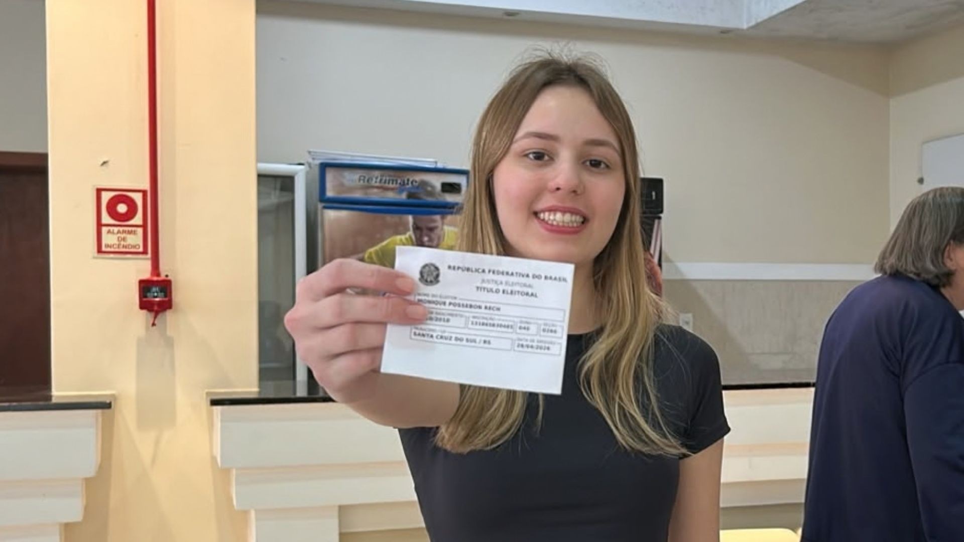 Com direito a 'Parabéns a Você', adolescente vota pela primeira vez no dia do aniversário de 16 anos RS
