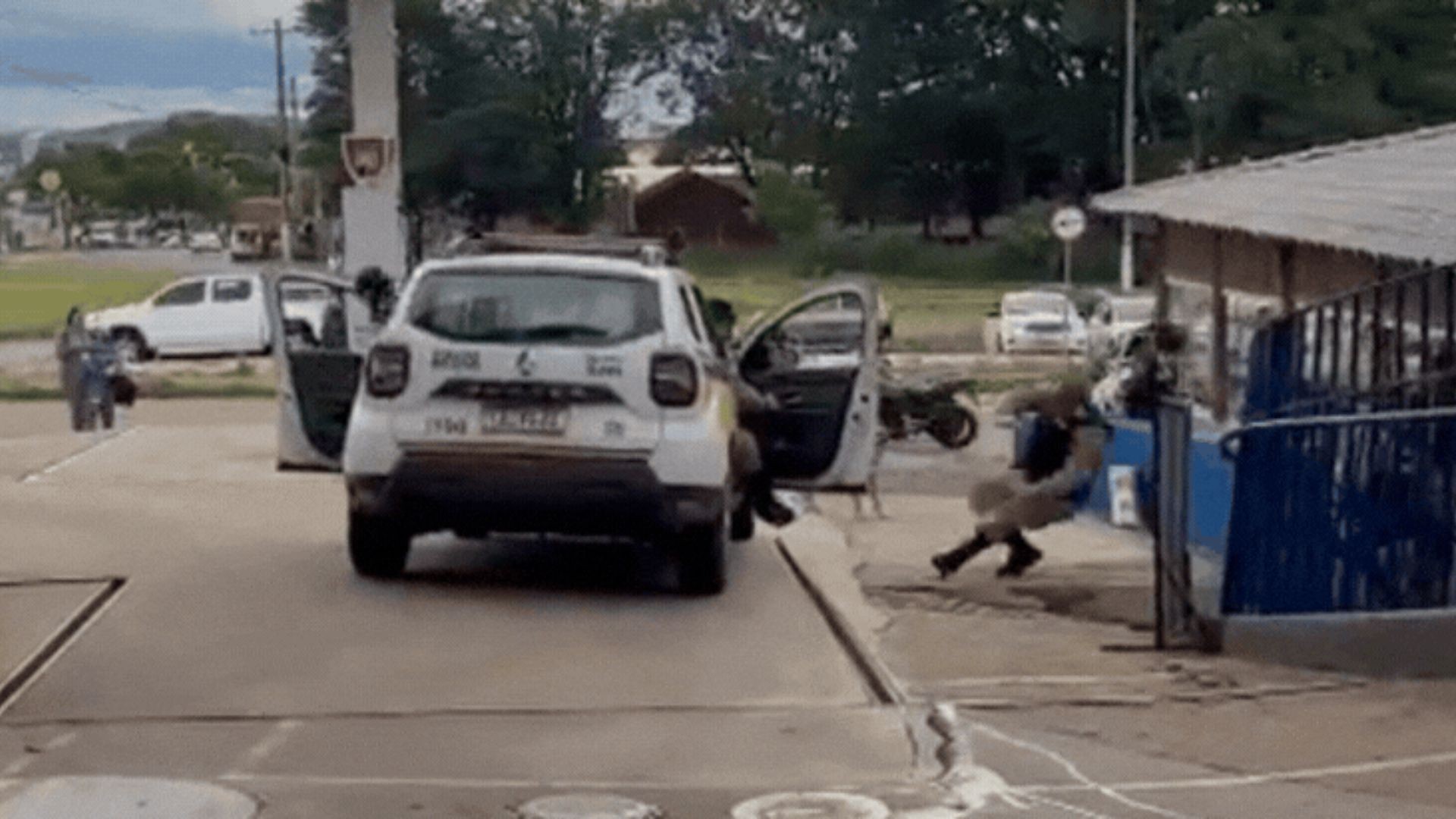 PM é ferido por porta de viatura durante abordagem a suspeito em MG; vídeo mostra confusão