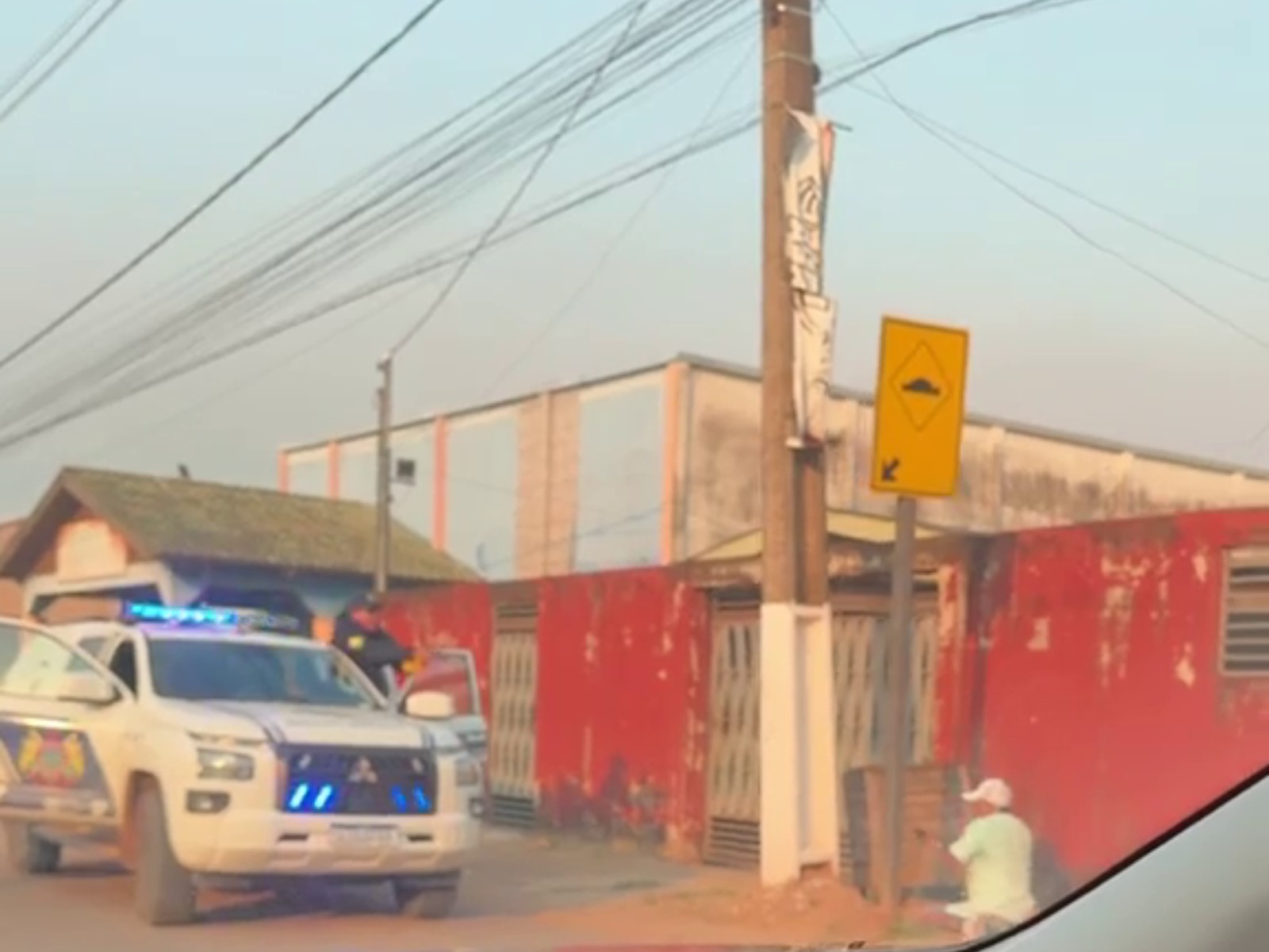 Homem é preso após invadir escola armado no Acre | G1