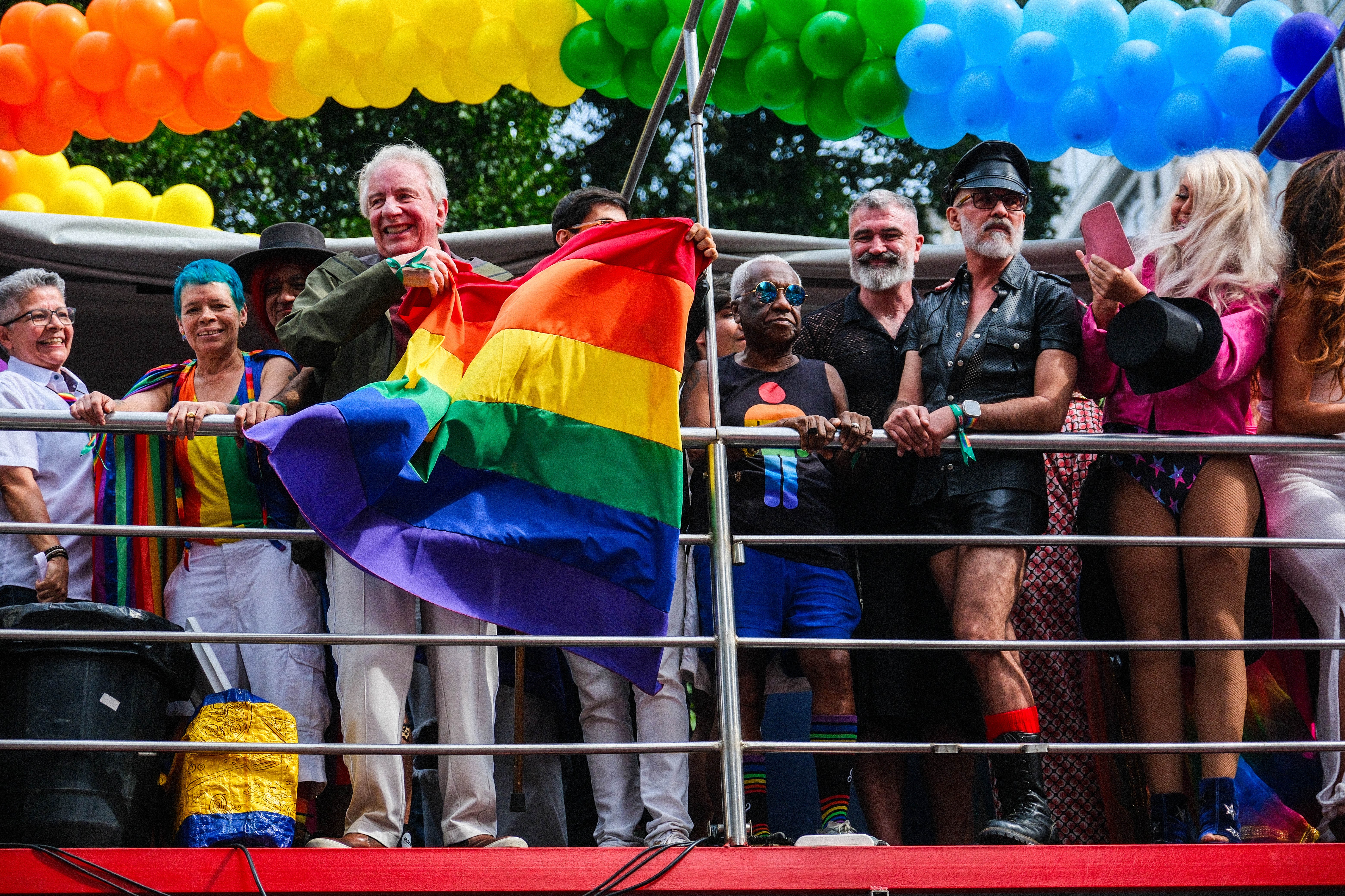 Parada LGBT+ em SP tem 'exército' de leques, hino nacional, Marco Nanini e defesa do direito de envelhecer com dignidade