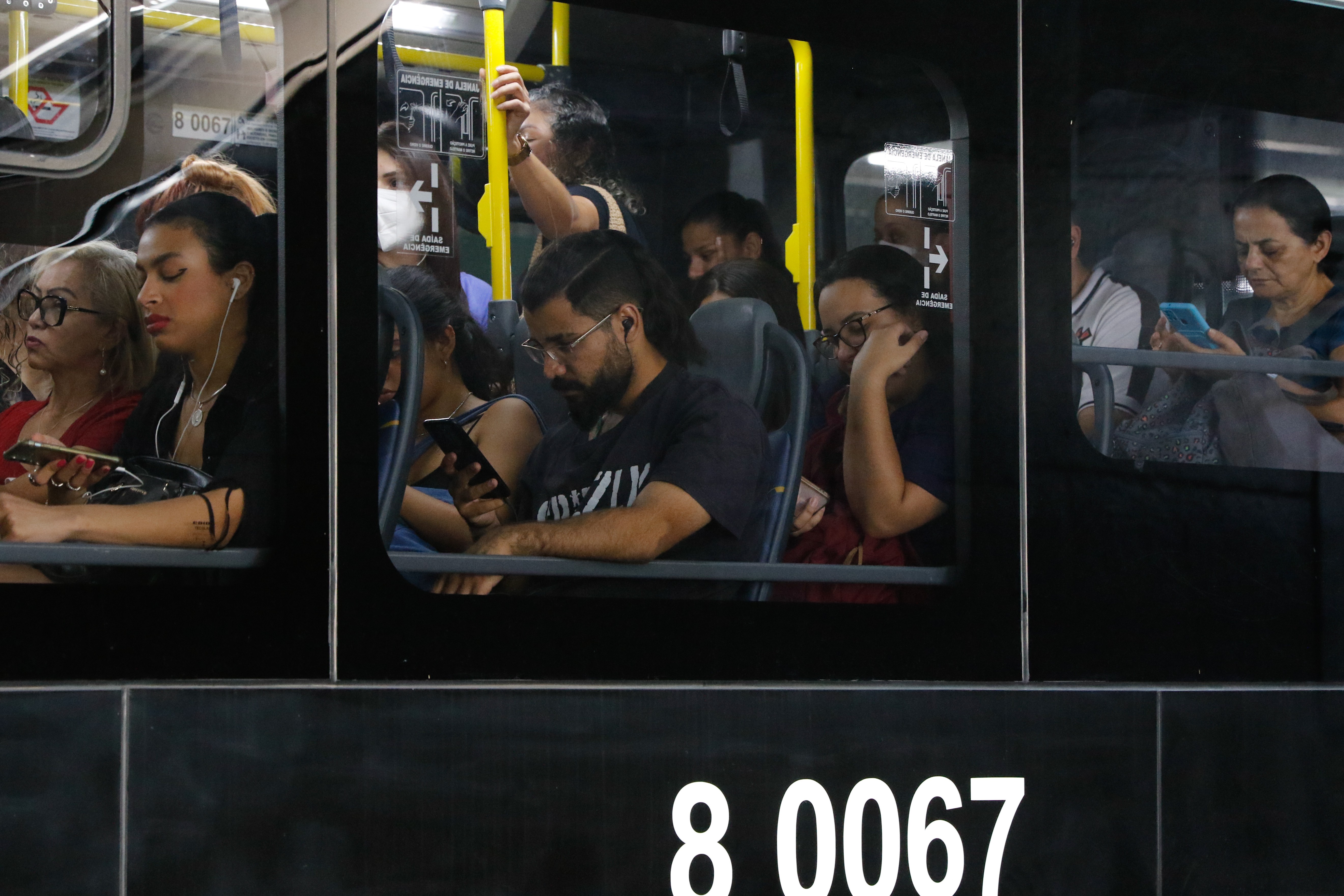 Golpe com 'falso vômito' em ônibus de SP leva a furtos de celulares; vítimas relatam ação rápida e em grupo