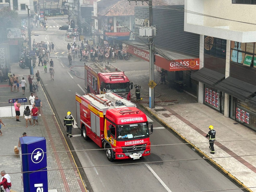 VÍDEO: incêndio atinge mercado em Itapema e mobiliza Corpo de Bombeiros | Santa Catarina | G1