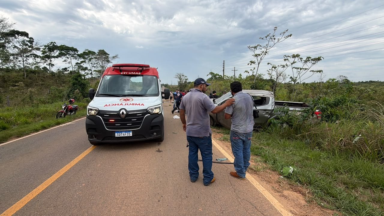 Homem morre e duas crianças ficam em estado grave após caminhonete capotar em estrada no Acre