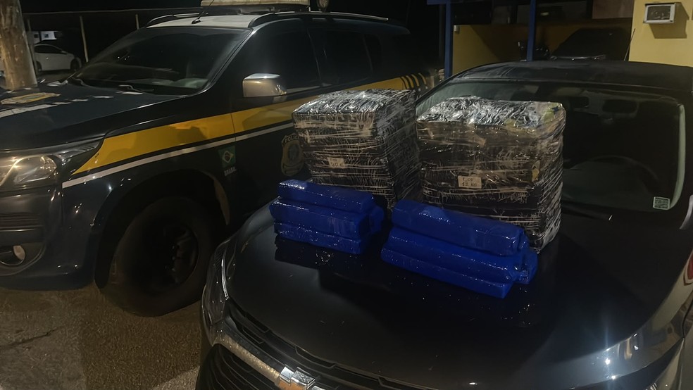 Homem é preso após tentar fugir da PRF com quase 50 kg de maconha em Teófilo Otoni — Foto: Polícia Rodoviária Federal