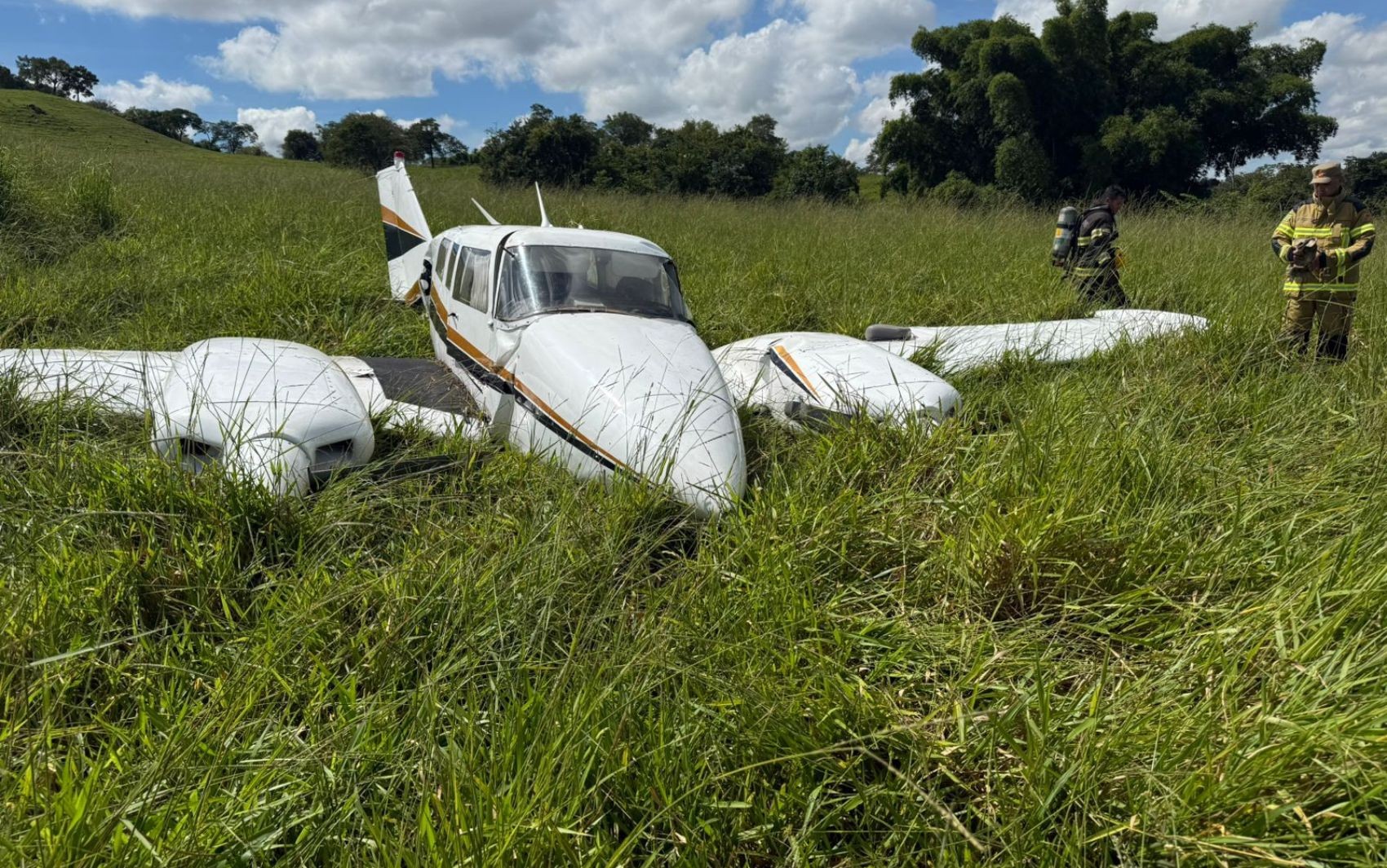 Avião faz pouso de emergência em Goiás