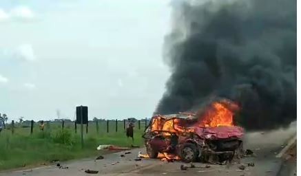 Acidente entre carros deixa duas pessoas mortas em rodovia do Acre; veículo pegou fogo