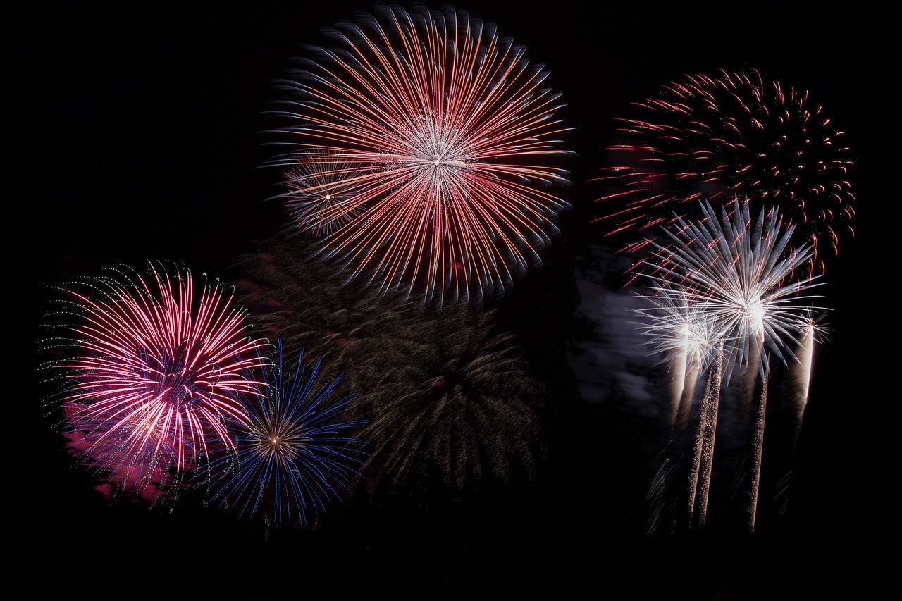 Quase cem estabelecimento são notificados durante fiscalização de venda de fogos de artifício com barulho em Juiz de Fora