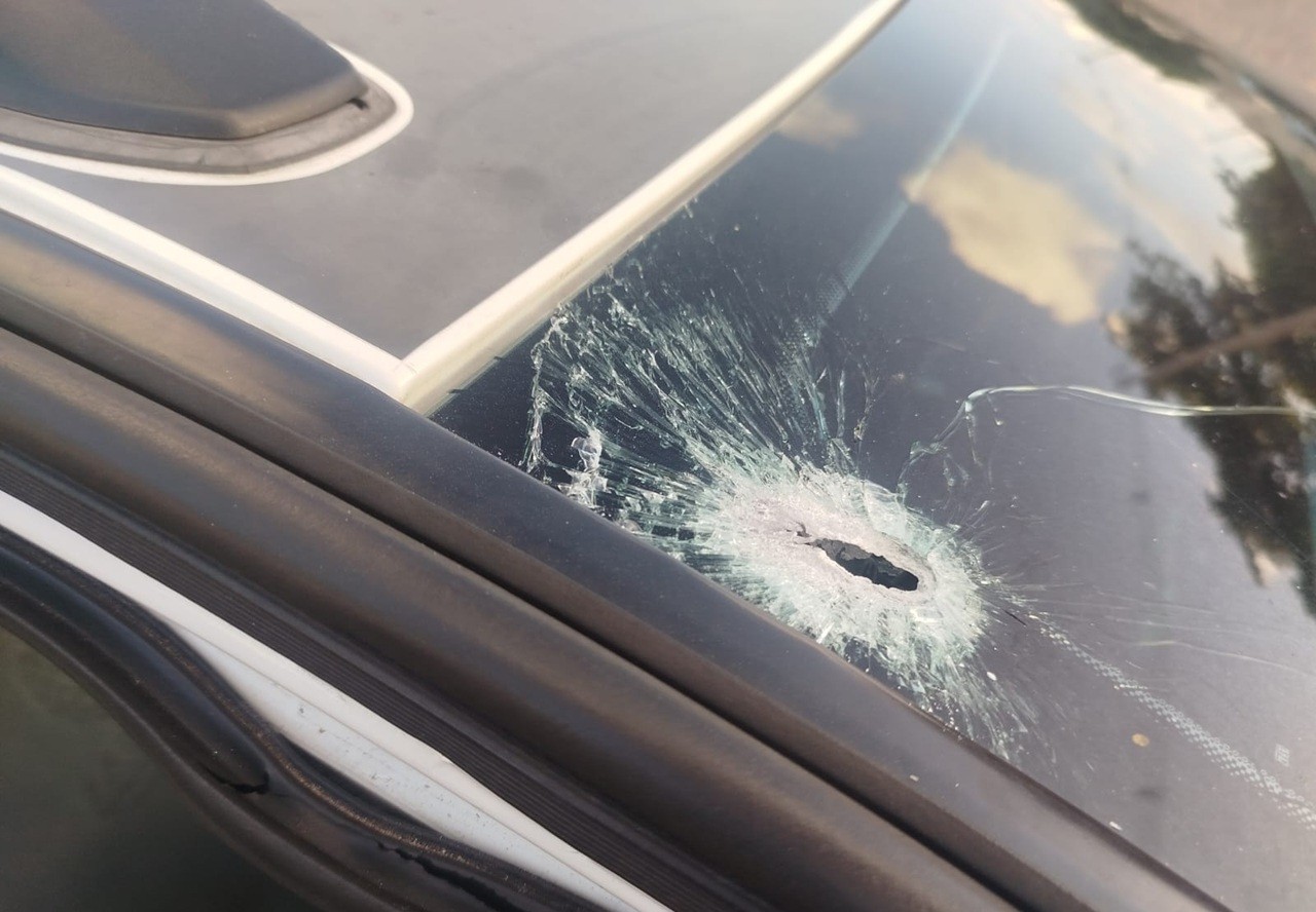 Viatura da PM é atingida durante tiroteio entre policiais e criminosos na Zona Leste de Natal