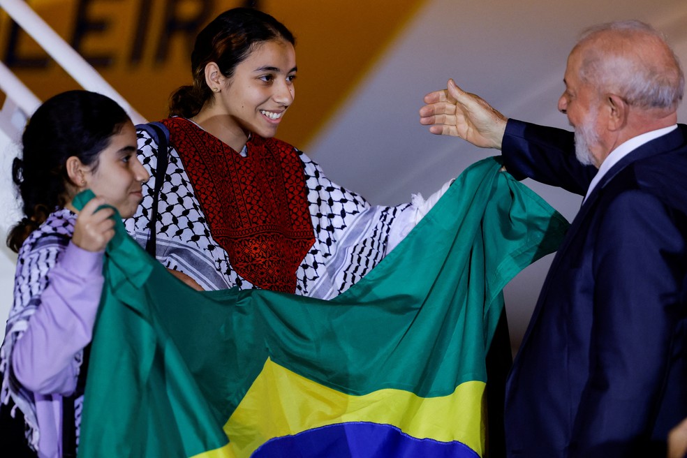 Presidente Lula recebe repatriados de Gaza na Base Aérea de Brasília — Foto: REUTERS/Ueslei Marcelino