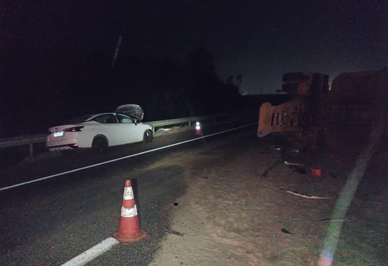 Idoso de 84 anos morre após bater carro em semirreboque tombado na BR-050, em Uberaba