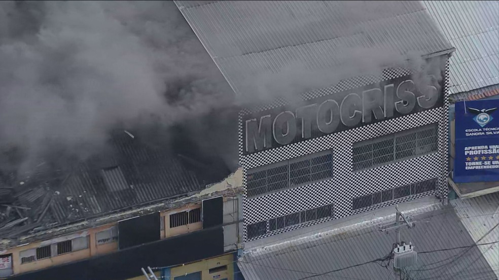 Galpão de loja em Ramos, na Zona Norte do Rio, é atingido por incêndio — Foto: Reprodução/ TV Globo