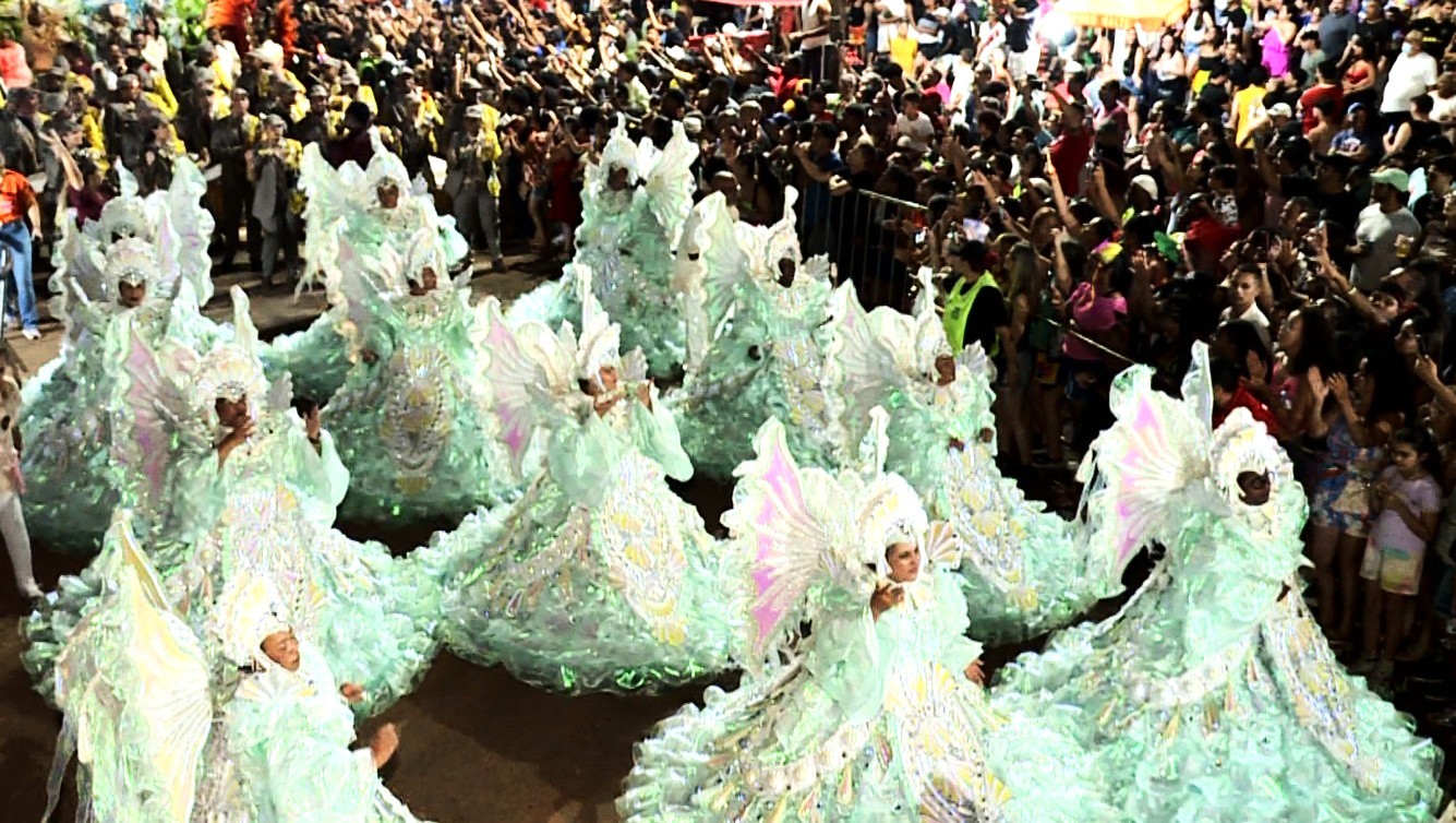 
Tom Maior leva desfile do Grupo Especial de São Paulo para a avenida em Uberaba