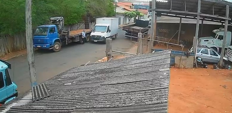 VÍDEO: idoso é atropelado por caminhão em Piraju; motorista fugiu