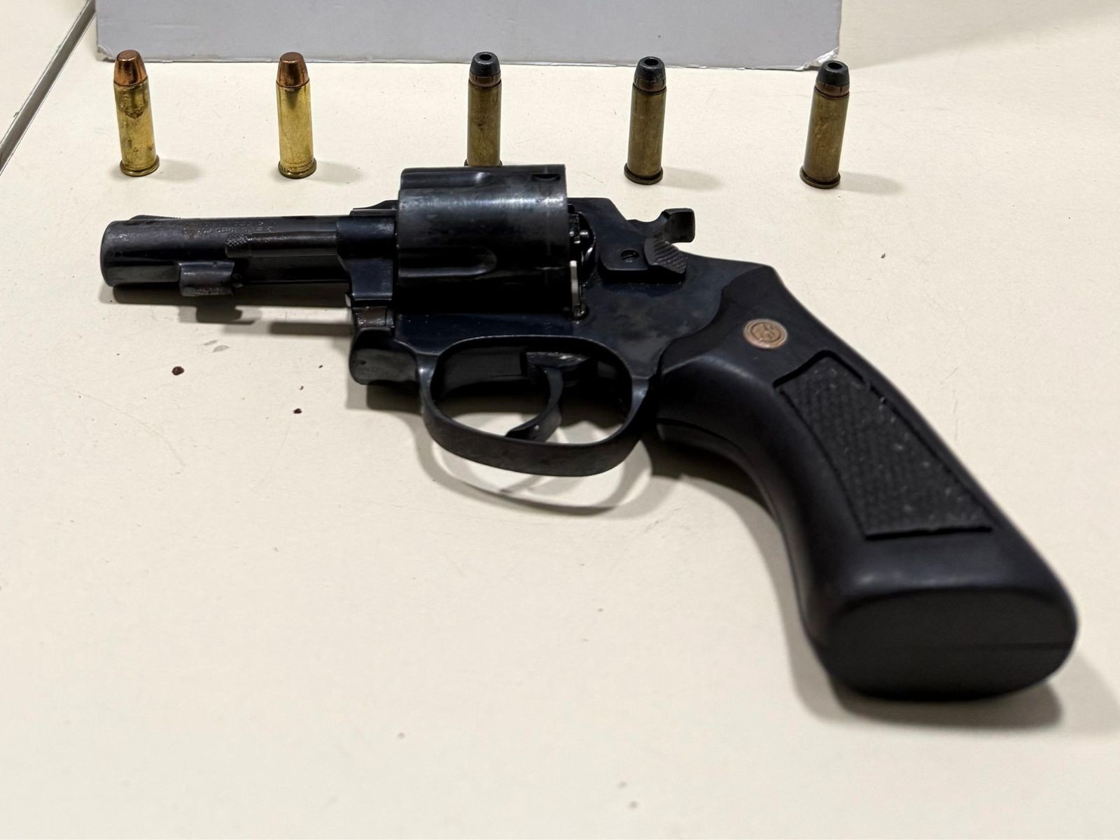 Homem é preso ao parar para ver acidente e ser flagrado com arma na cintura no AC