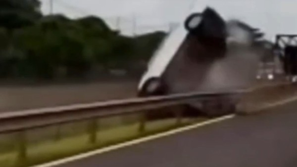 Araçatuba-SP: Grávida de 8 meses perde controle da direção e capota carro na rodovia Marechal Rondon