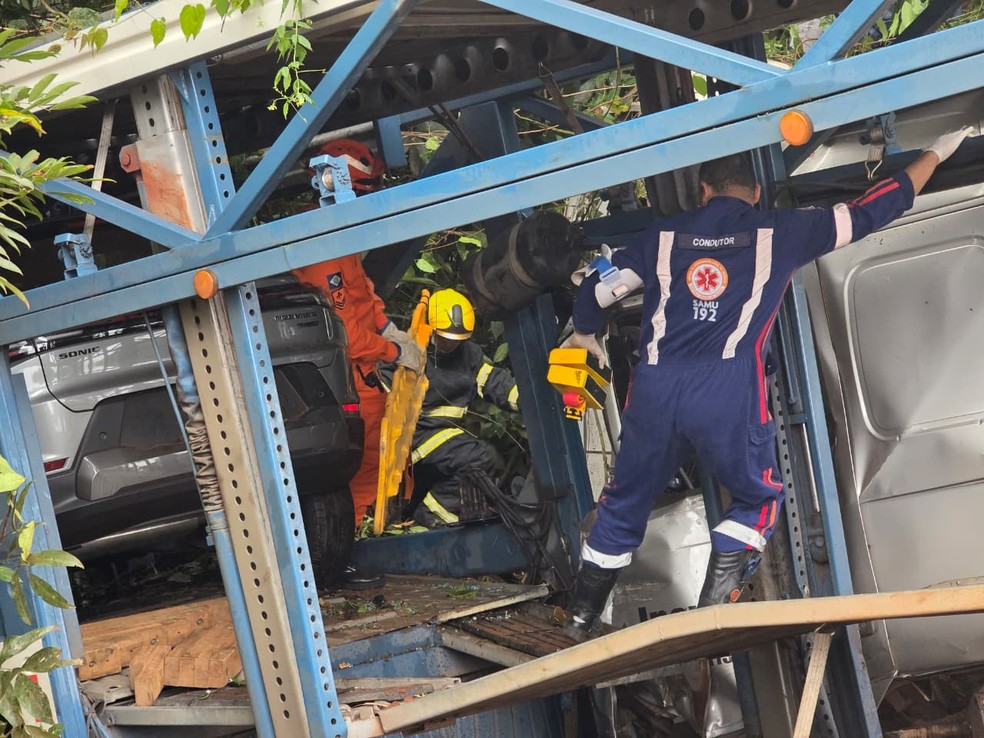Bombeiros fizeram o resgate das vítimas — Foto: Julian de Sousa/TVCA