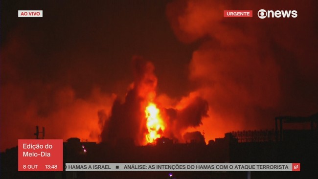 Forte explosão é vista durante a noite na Faixa de Gaza