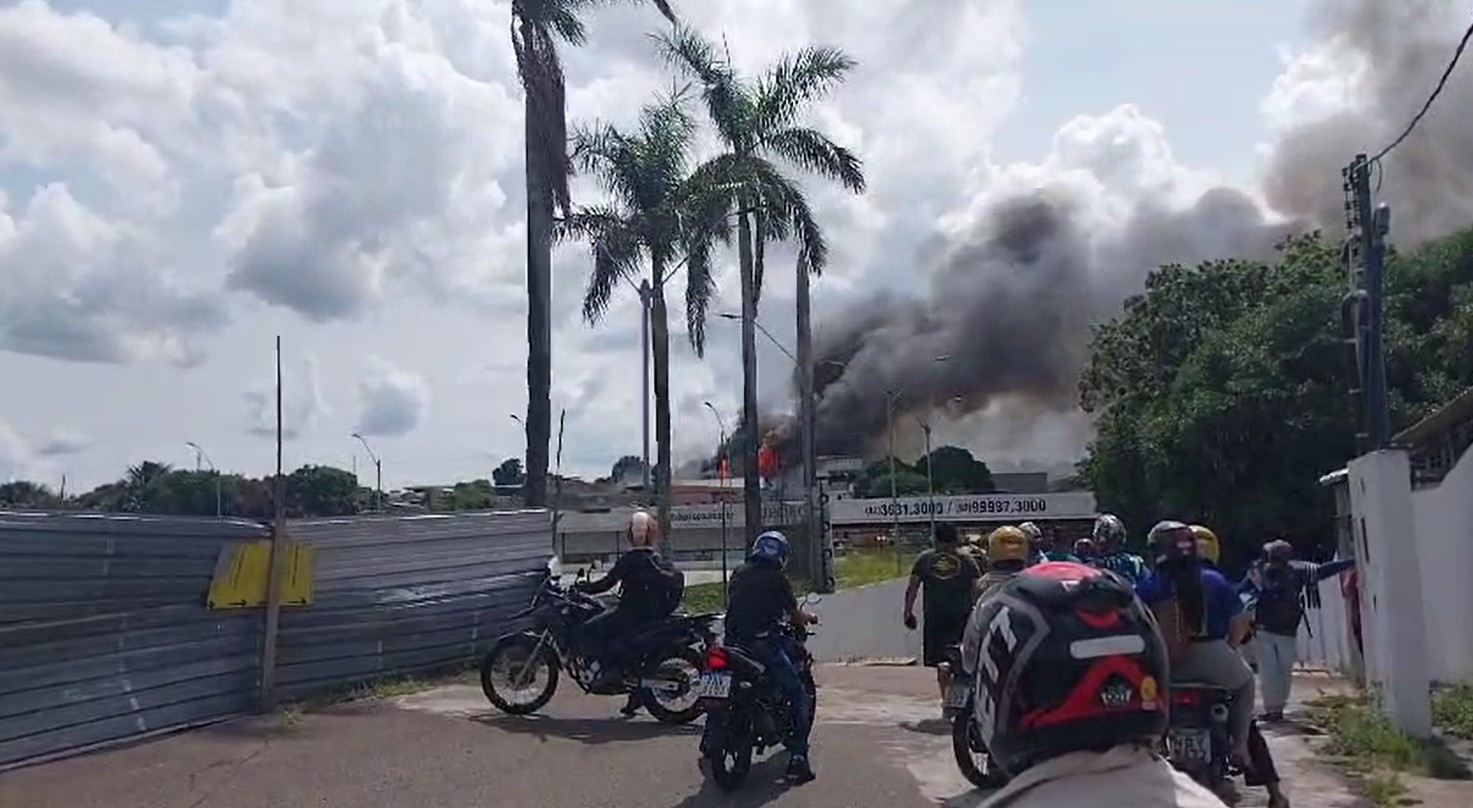 Incêndio de grandes proporções é registrado na Zona Leste de Manaus