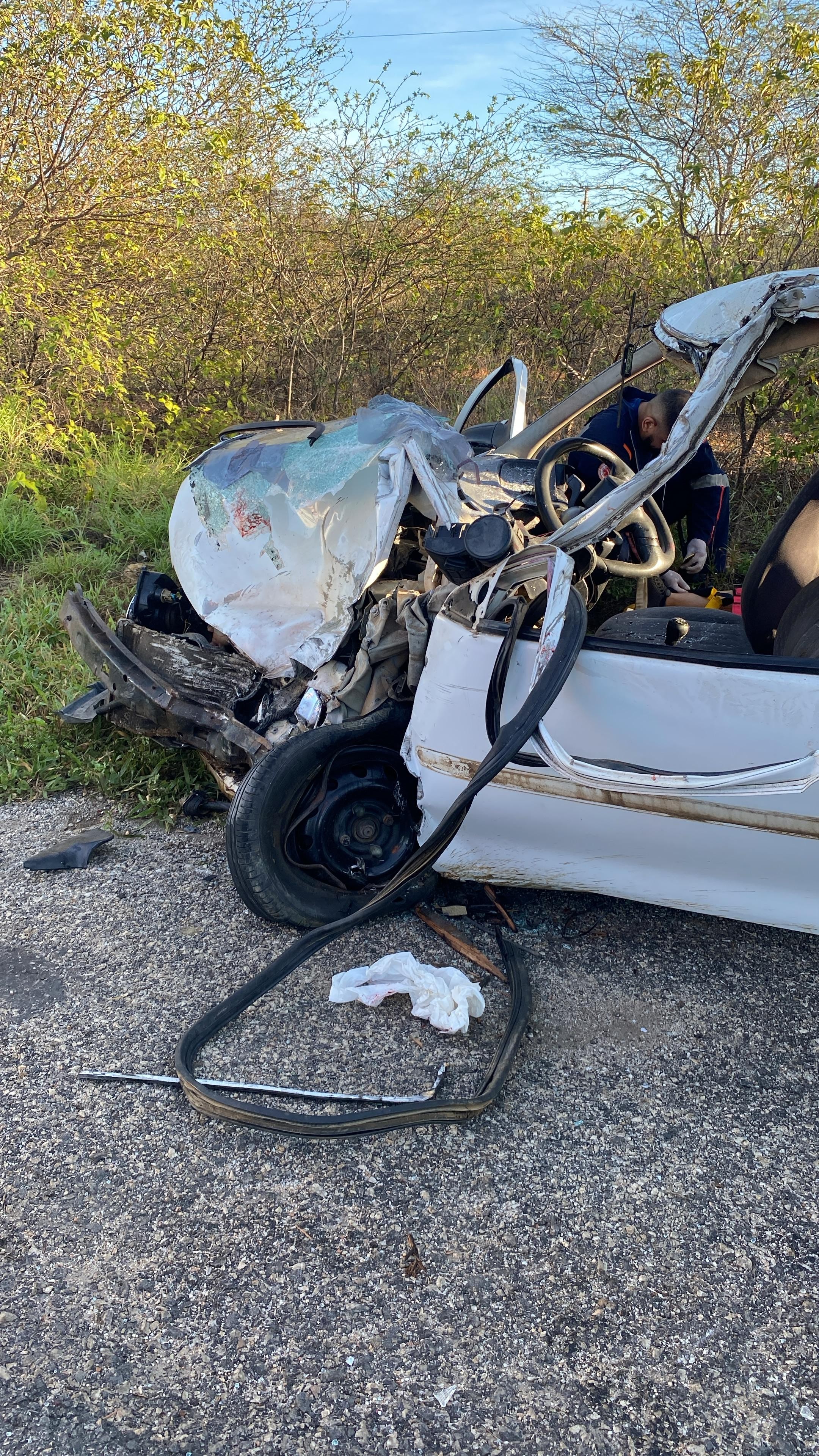 Mulher morre e outras três pessoas ficam feridas após carro capotar em Gurjão