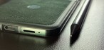 Motorola Razr 60 Ultra aberto, com a tela principal para baixo, ao lado de um lápis para comparação da espessura