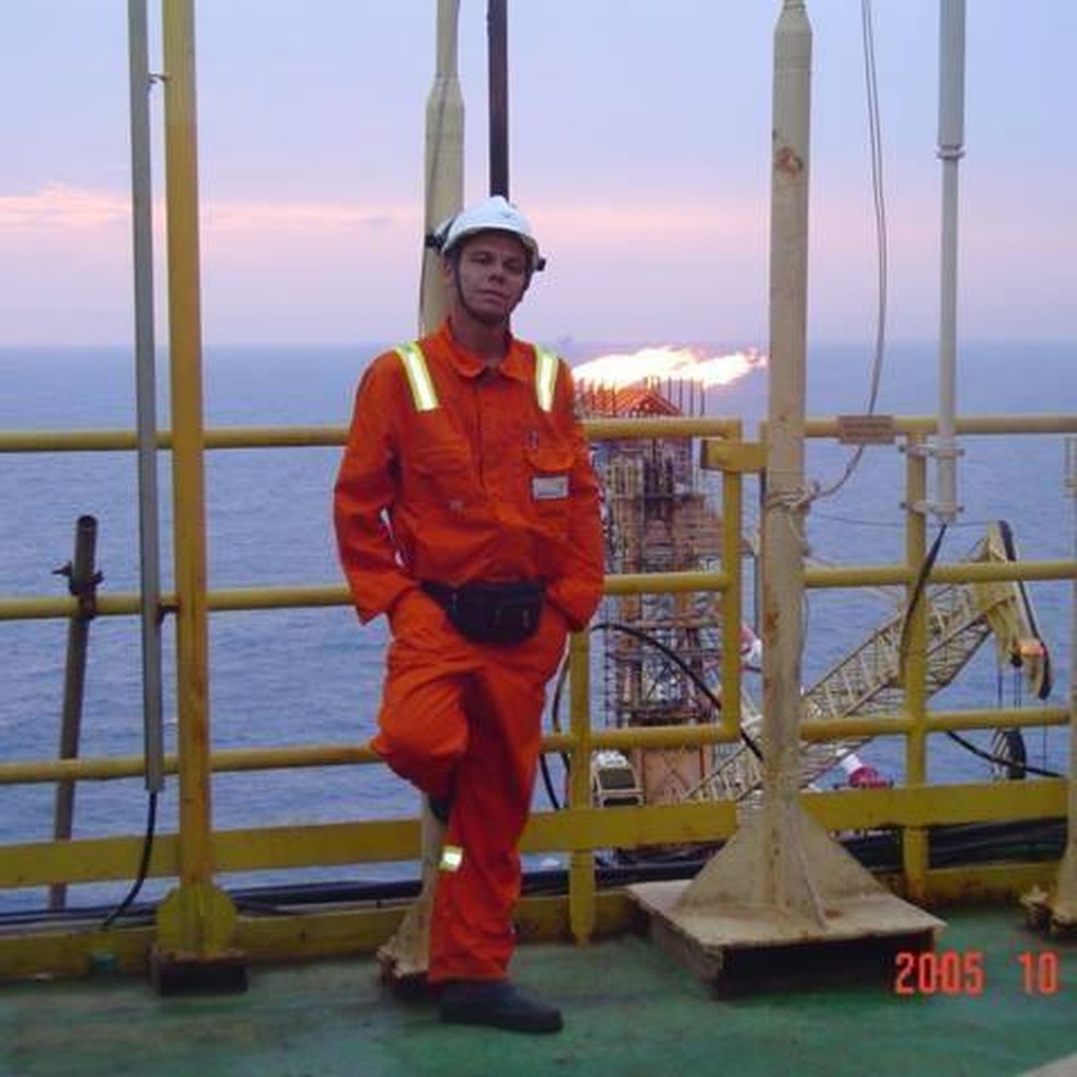 Antônio Cláudio de Souza Bellico, trabalhando embarcado em plataforma de petróleo. — Foto: Redes Sociais