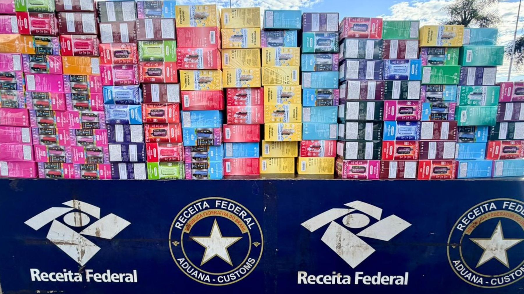 Cerca de 10 mil 'pods' são encontrados em fundo falso de caminhão no Paraná após motorista fugir durante fiscalização