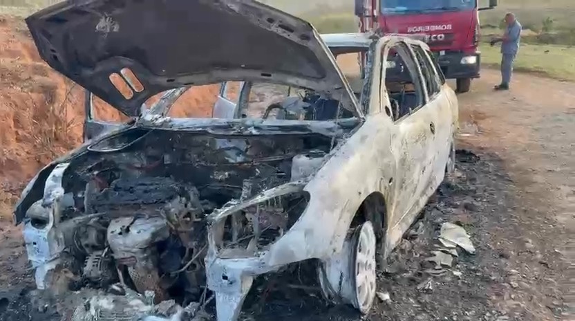 Carro pega fogo em caminho para rampa de voo livre em São Pedro e mobiliza bombeiros 