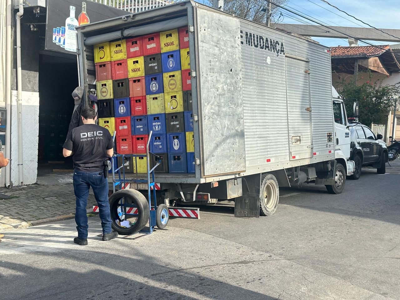 Polícia Civil descobre esquema de adulteração de cerveja no Vale e apreende mais de 200 engradados de bebida falsificada
