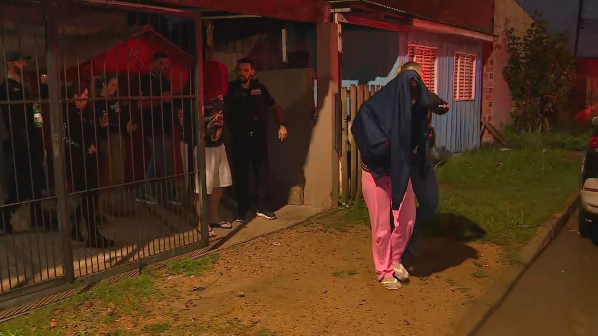 Mulher é presa sob suspeita de matar irmão durante plano para assassinar a mãe no RS; pai dela também foi preso