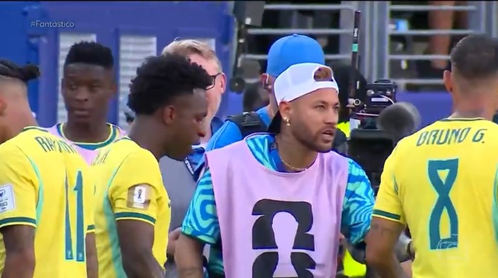 Do banco, Neymar atuou como 'conselheiro' da seleção dando instruções durante partida, revela leitura labial — Foto: Reprodução/TV Globo