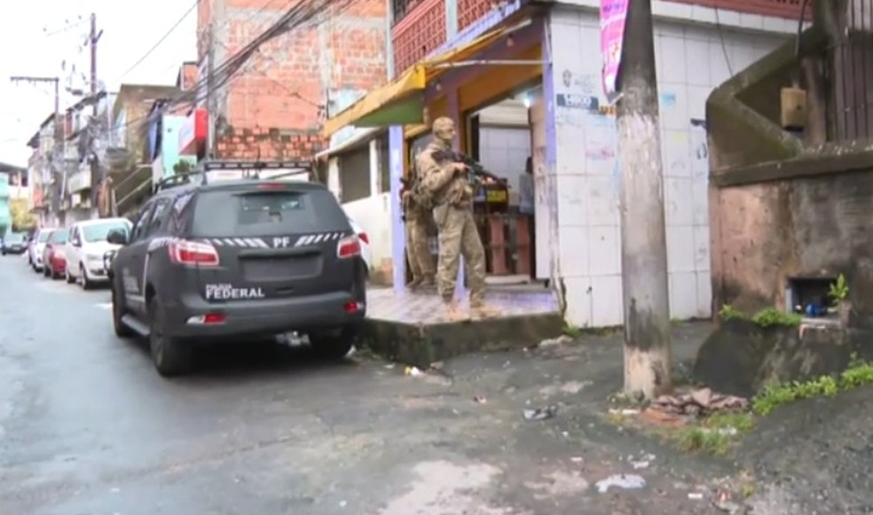Operação é feita em cinco bairros de Salvador — Foto: Reprodução/TV Bahia