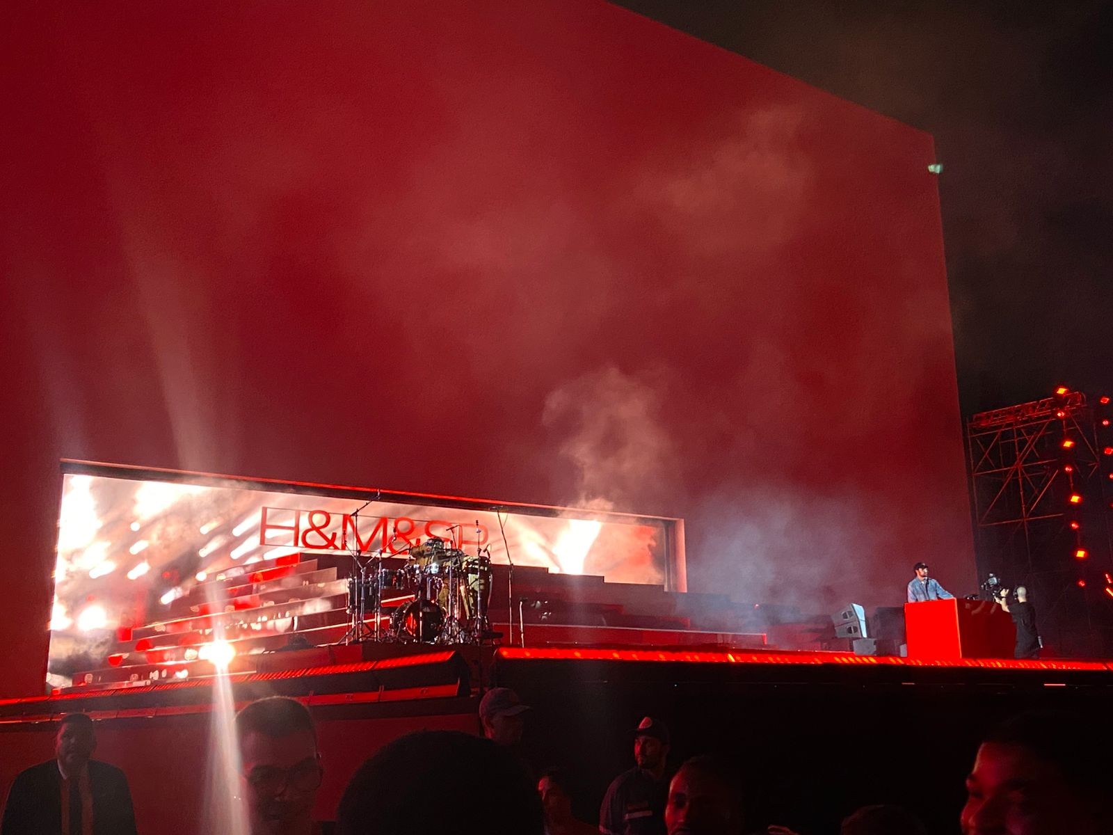 Anitta, Gil e Tyla fazem mini festival, de marca, para plateia morna de famosos