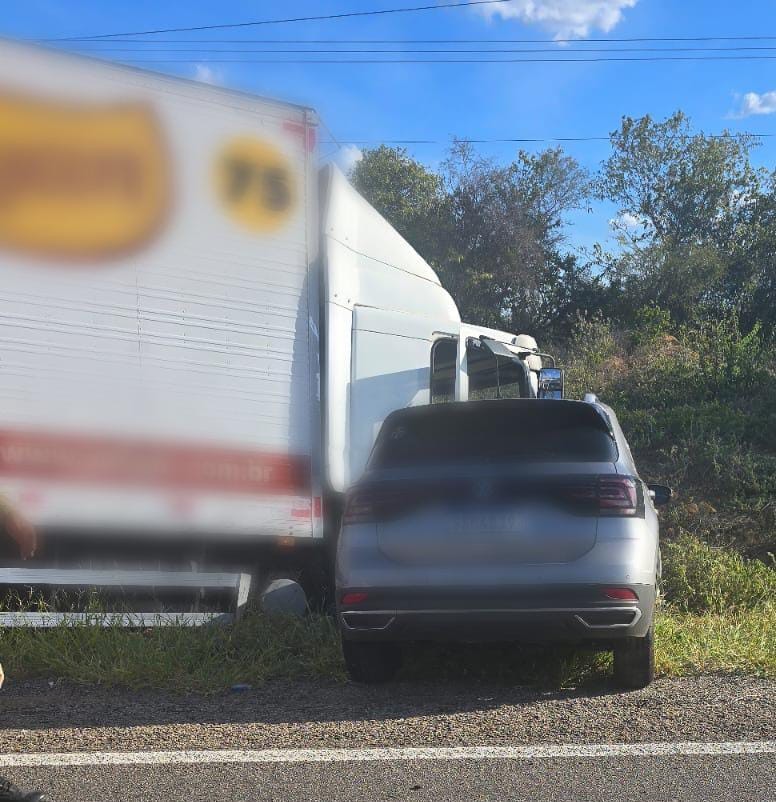 Pai e filho morrem em cidente entre dois carros e um caminhão na BR-030, no sudoeste da Bahia