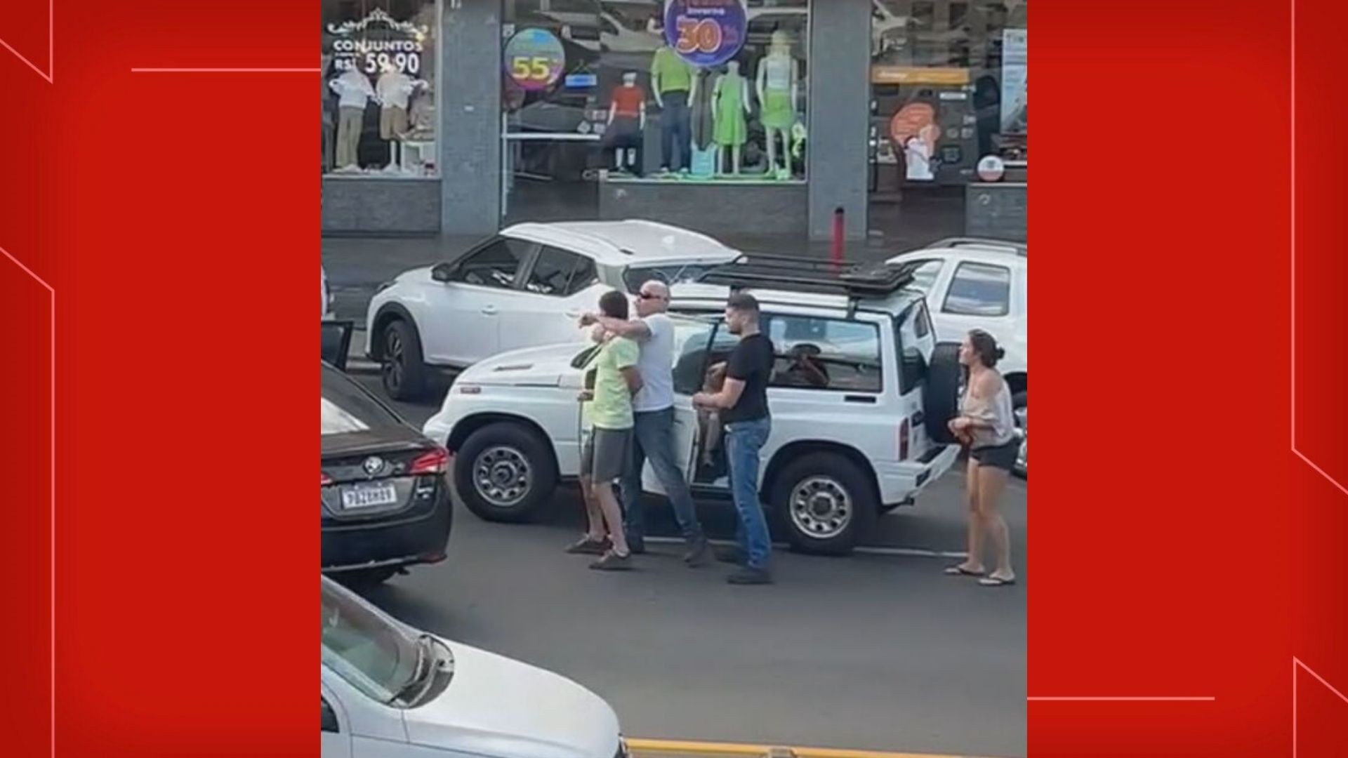 VÍDEO: homem com filho de 5 anos no carro é detido com 'mata-leão' por policiais civis; criança foi deixada no local 
