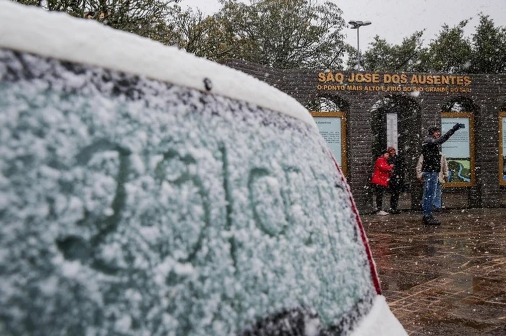 Moradores registraram data da primeira neve do ano em So Jos dos Ausentes — Foto: Neimar de Cesero/Agncia RBS