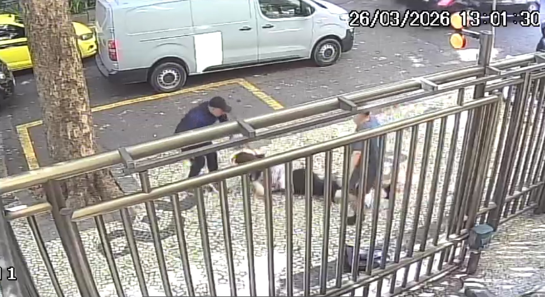 Idosa é derrubada e arrastada durante assalto em Copacabana; VÍDEO