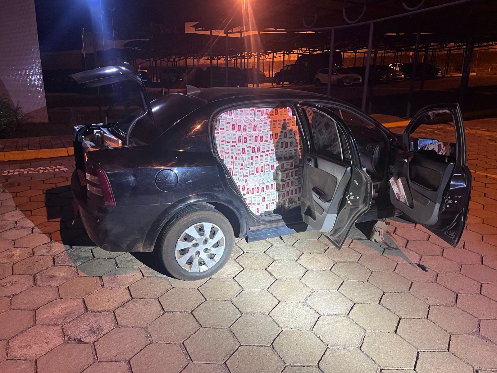 Carro lotado de cigarros contrabandeados é apreendido no interior de SP; motorista foi preso