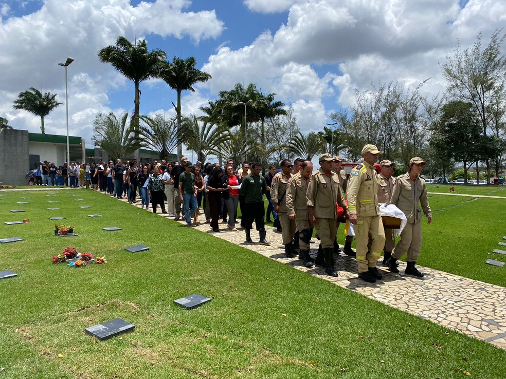 Sepultamento de bombeiro paraibano que morreu em acidente no Paraná — Foto: Artur Lira / TV Paraíba
