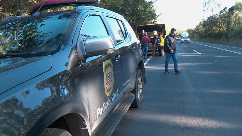 Carga de café foi recuperada em rodovia após caminhão quebrar em Analândia (SP) — Foto: Nilson Porcel/EPTV