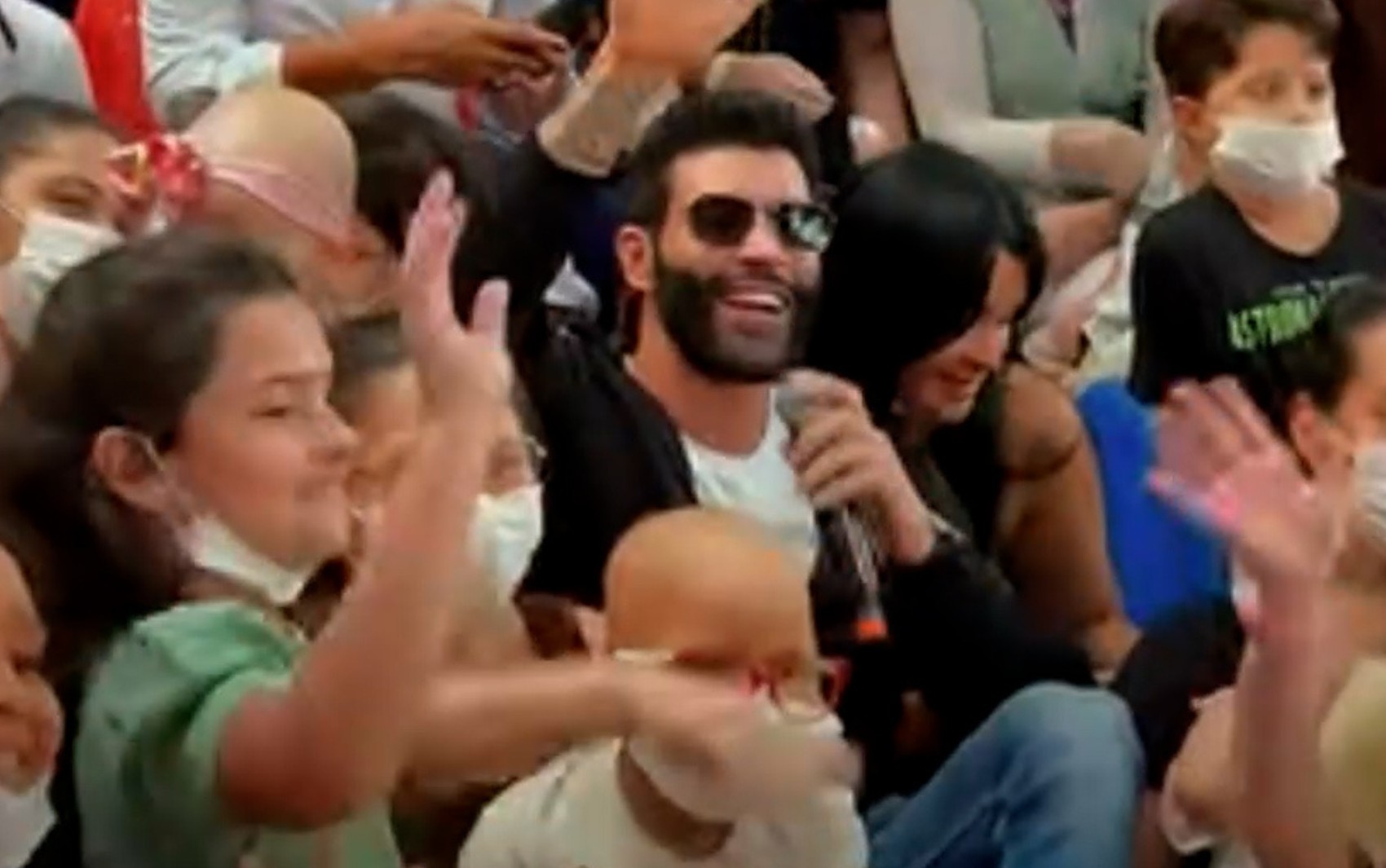 Gusttavo Lima canta para crianças em visita ao Hospital de Amor em Barretos, SP