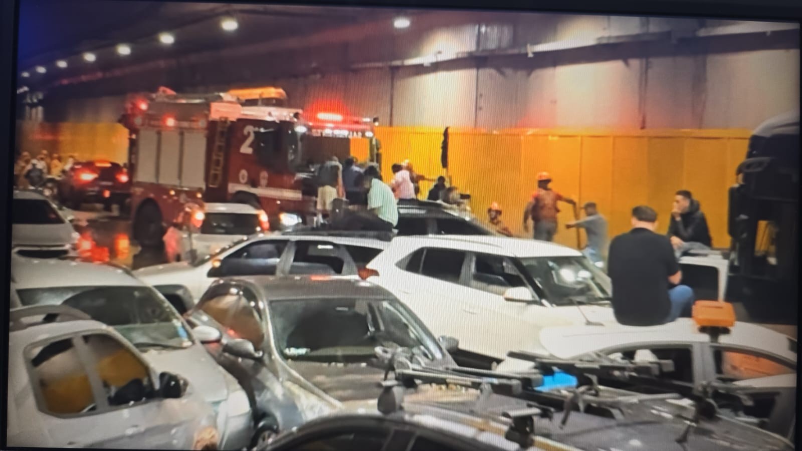 Com chuva forte em SP, ruas ficam alagadas, carros boiam no túnel do Anhangabaú e lago do Ibirapuera transborda