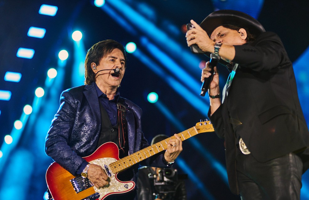 Chitãozinho aproveita para registrar com o celular o show no Ribeirão Rodeo Music 2025 em Ribeirão Preto, SP — Foto: Érico Andrade/g1