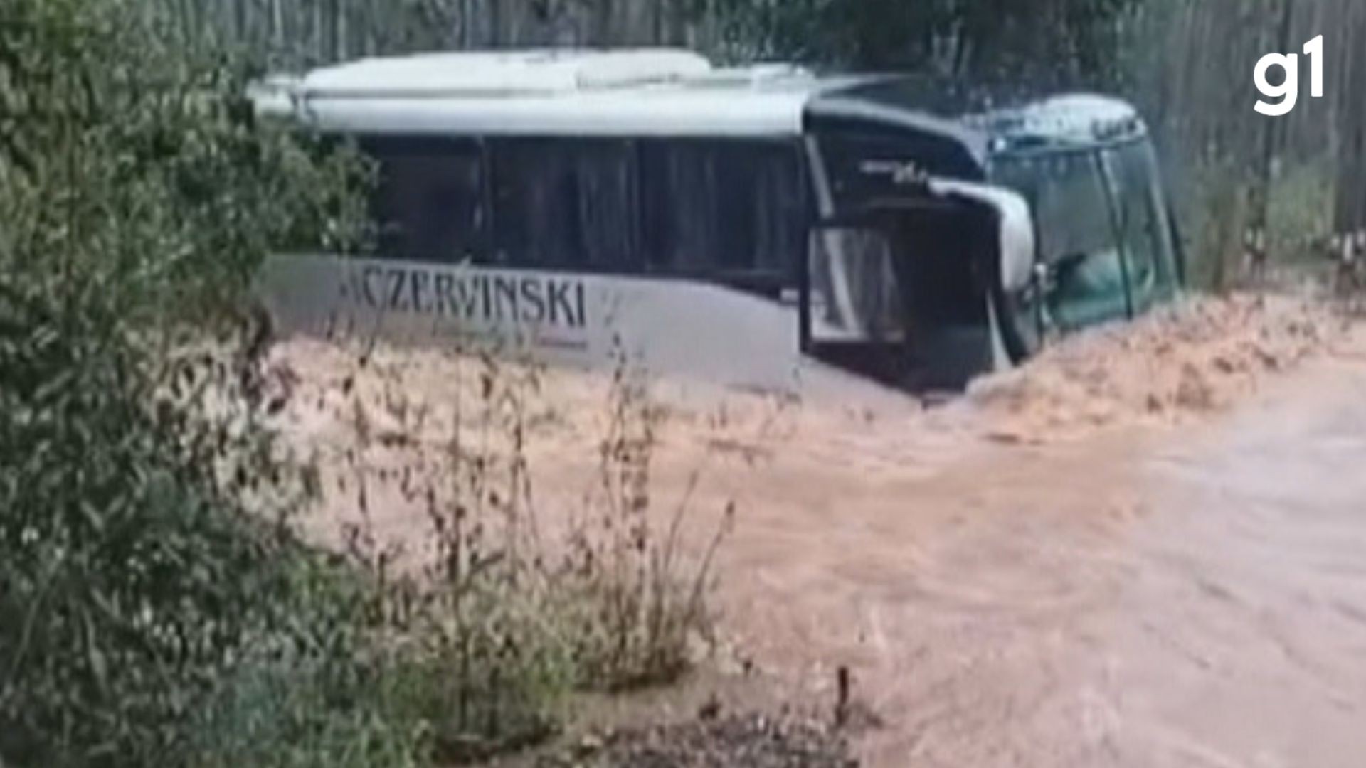VIDEO: Bus is swept away by the current after river overflows in RS