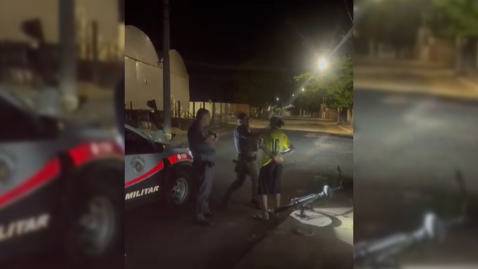 1 de 1
Policial disfere tapa contra homem durante abordagem em It&aacute;polis &mdash; Foto: Arquivo pessoal