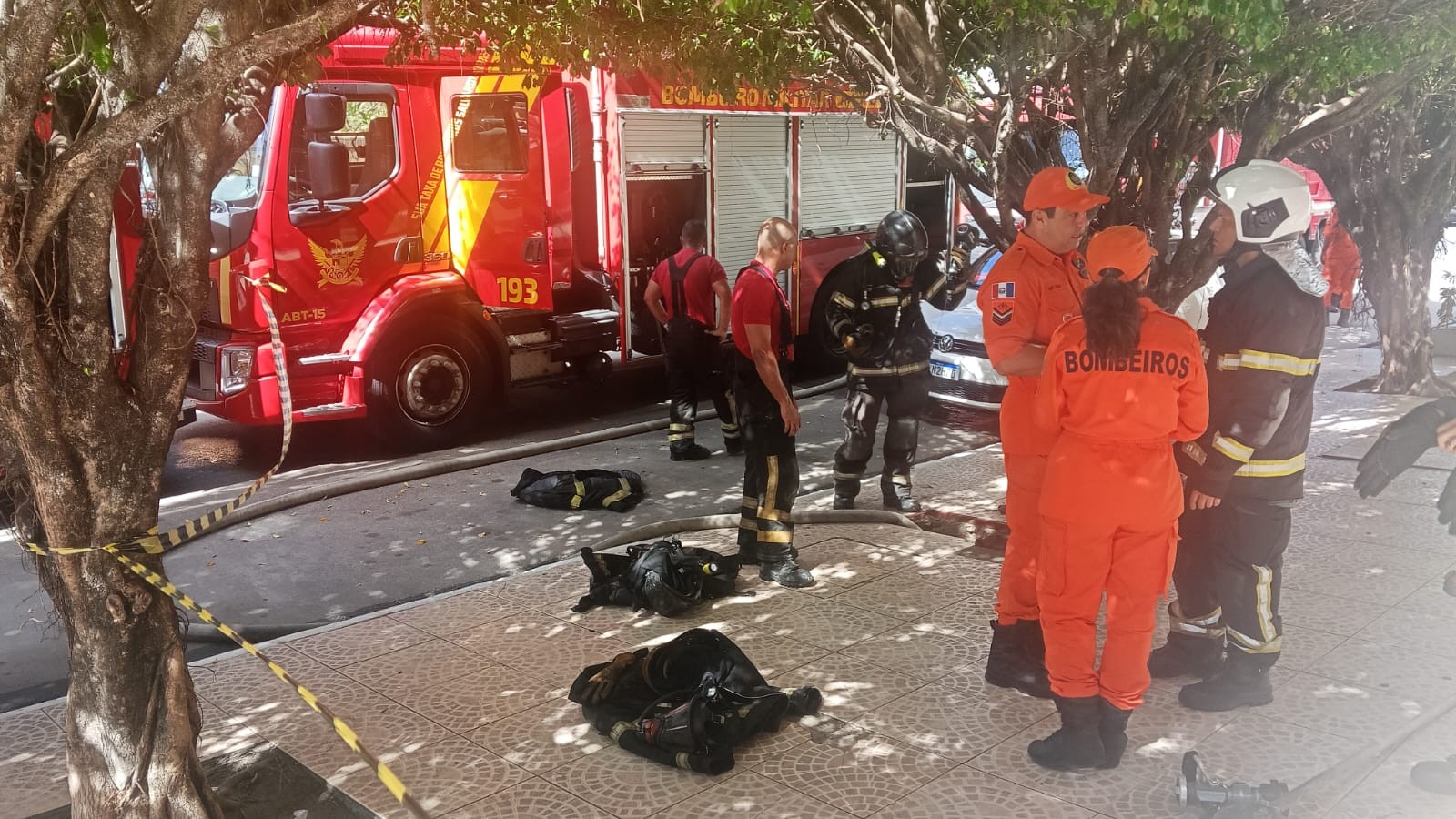 Incêndio atinge apartamento em prédio na Ponta Verde, em Maceió