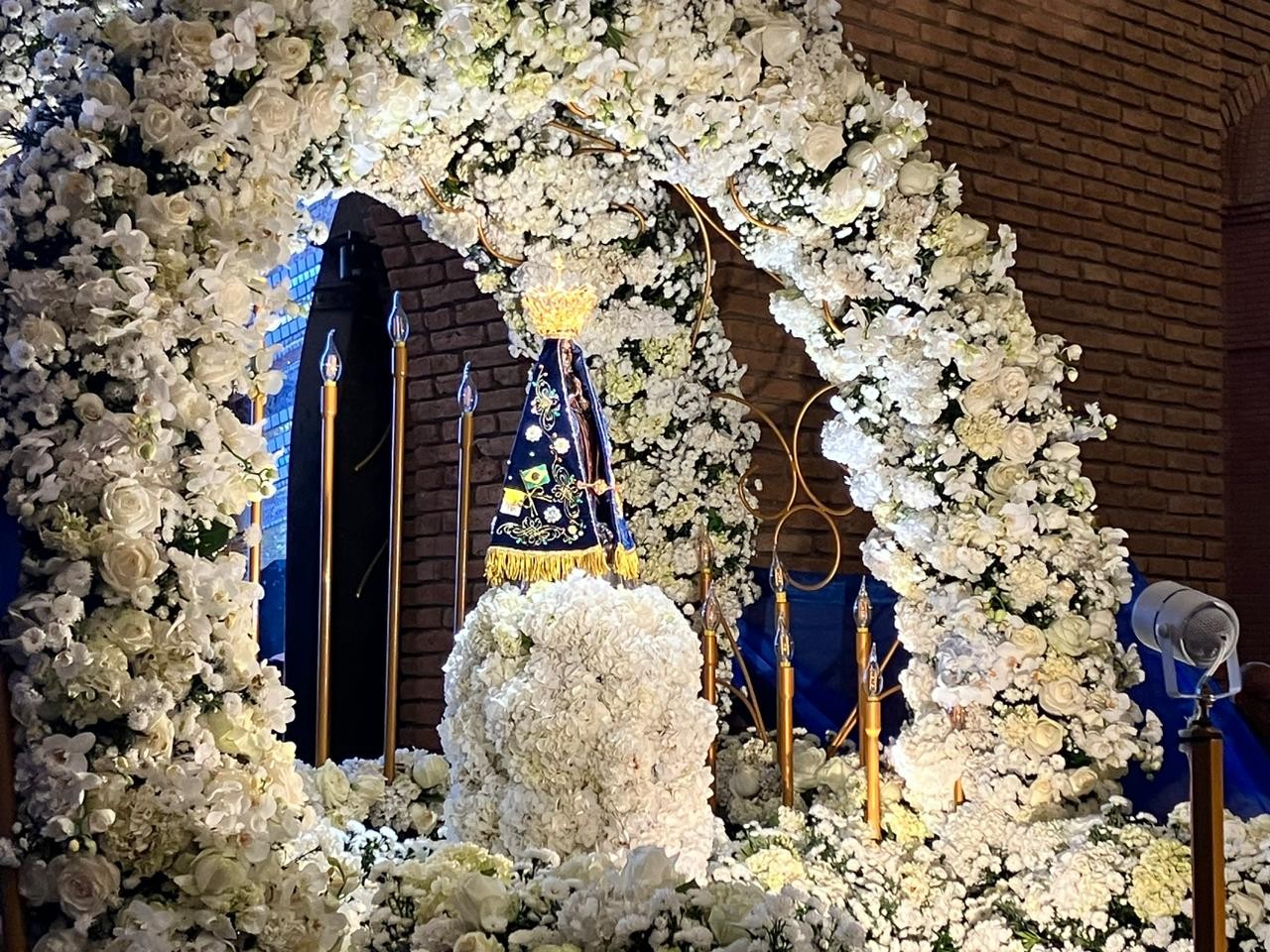 Com missa e procissão, milhares de fiéis participam do encerramento da Festa da Padroeira celebrações do 12 de outubro