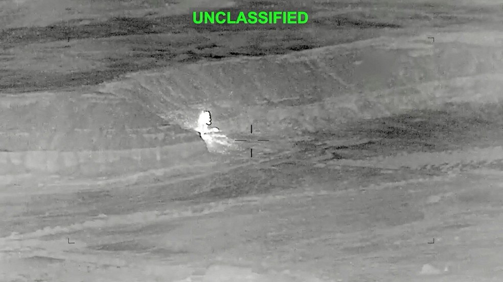 Imagens de drone mostram fogo e fumaça subindo após ataques dos EUA ao Irã — Foto: Reuters